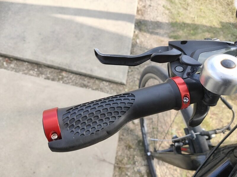 クロスバイクのハンドルは簡単に交換できます。調整あり。  通勤に便利な１から始めるクロスバイク
