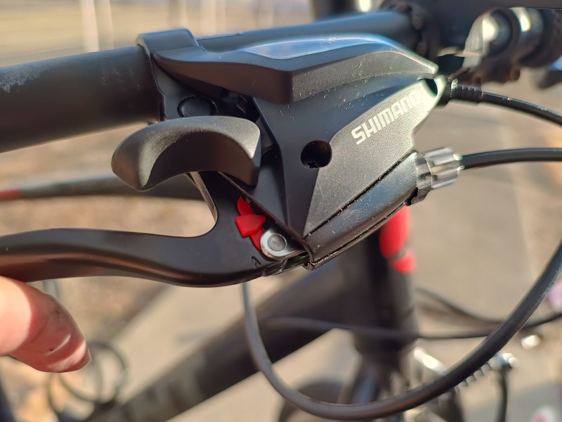 長年使っていた劣化でバキバキのシフトレバー（右）を交換（GIANT